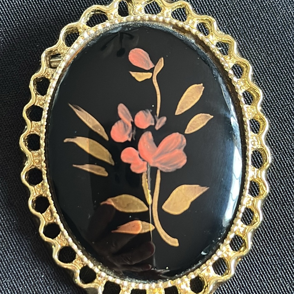 Vintage EUC goldtone acrylic brooch or pendant w/ flowers & scalloped setting - Picture 3 of 5